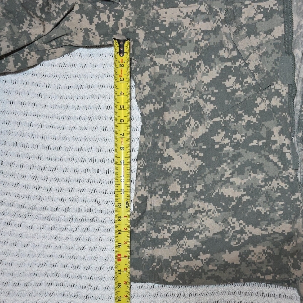 Military Combat Utility Jacket - ACU Digital Camouflage Like New - Picture 6 of 7